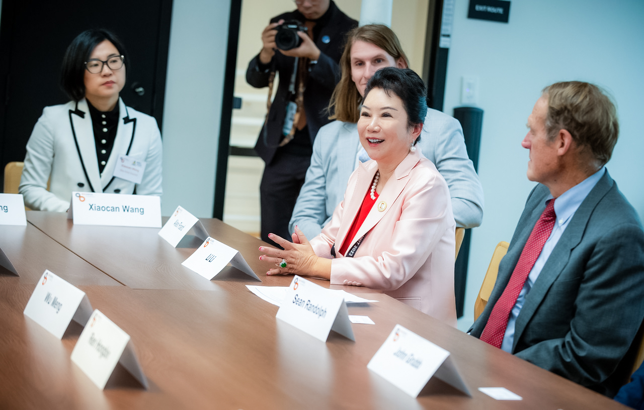 manbetx体首董事局李俐参加贸促会活动
